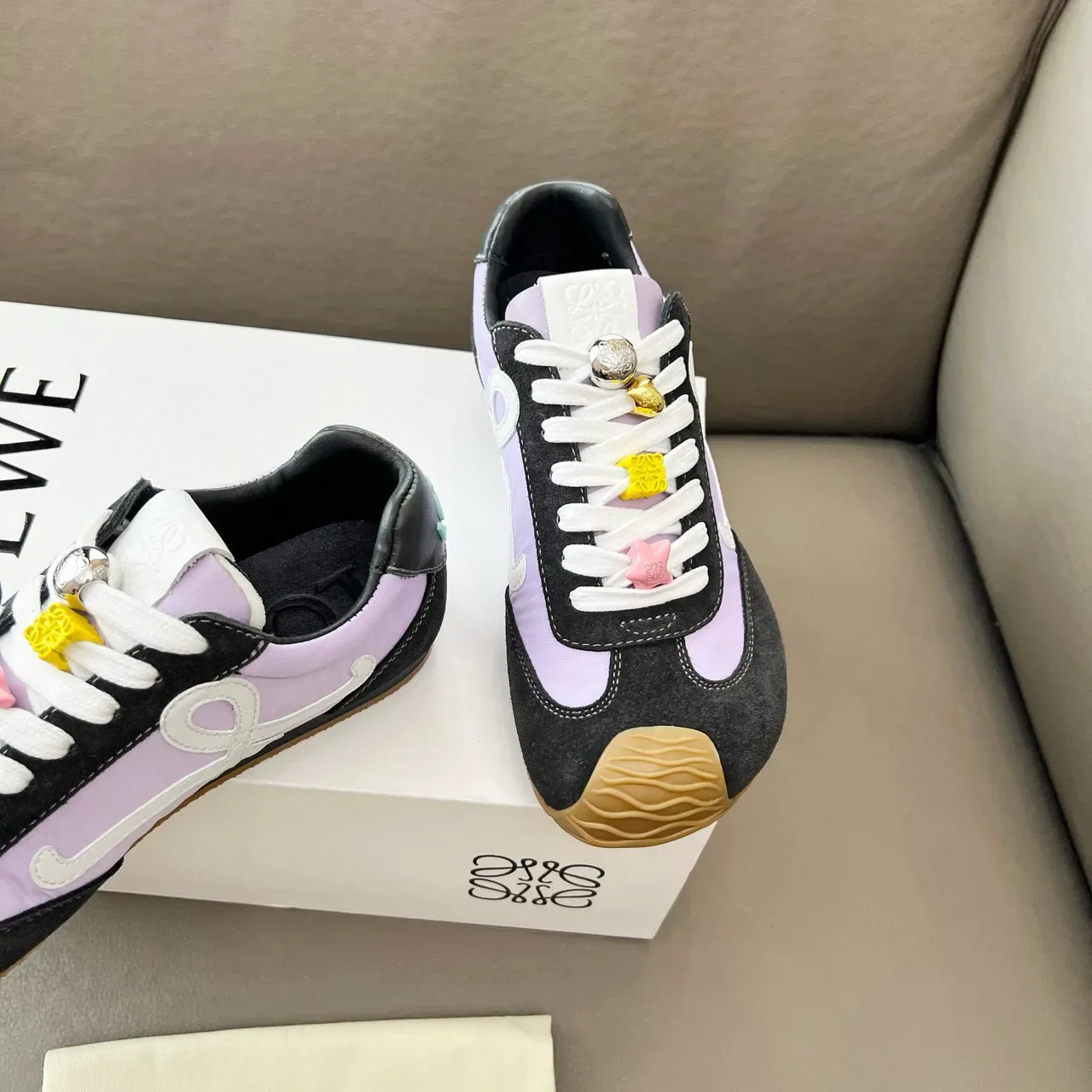 Loewe Flow Runner Negro Púrpura Esculturado Gum Toe Paneles Lavanda Contraste Lifestyle Sneakers 7