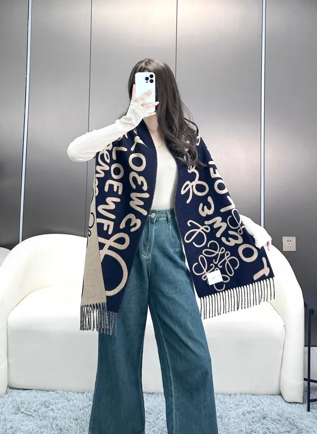 Loeve Monogram Intarsia Knit bleu marine et beige cachemire écharpe 3