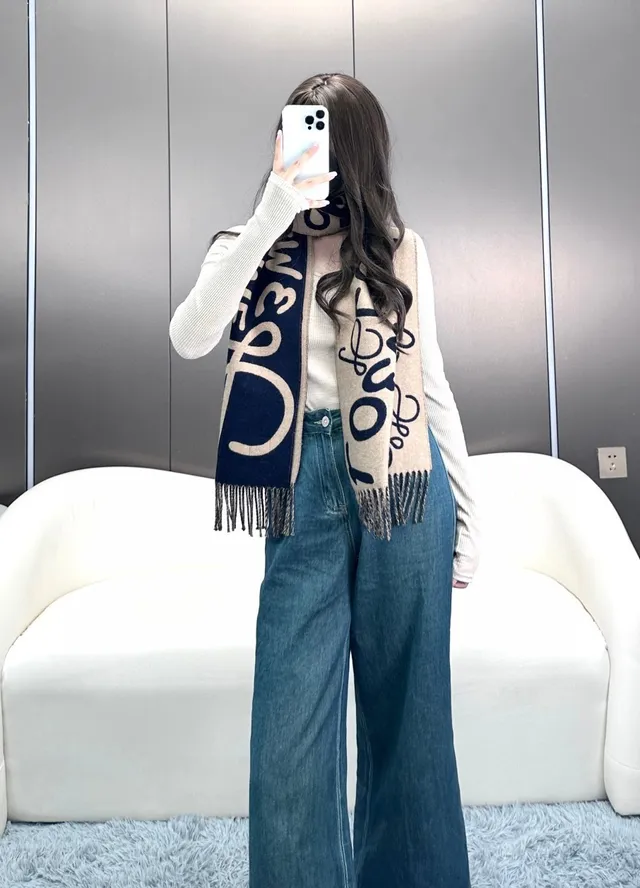Loeve Monogram Intarsia Knit bleu marine et beige cachemire écharpe 4