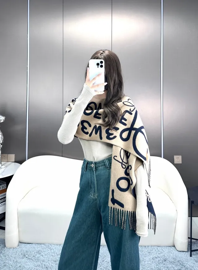 Loeve Monogram Intarsia Knit bleu marine et beige cachemire écharpe 5