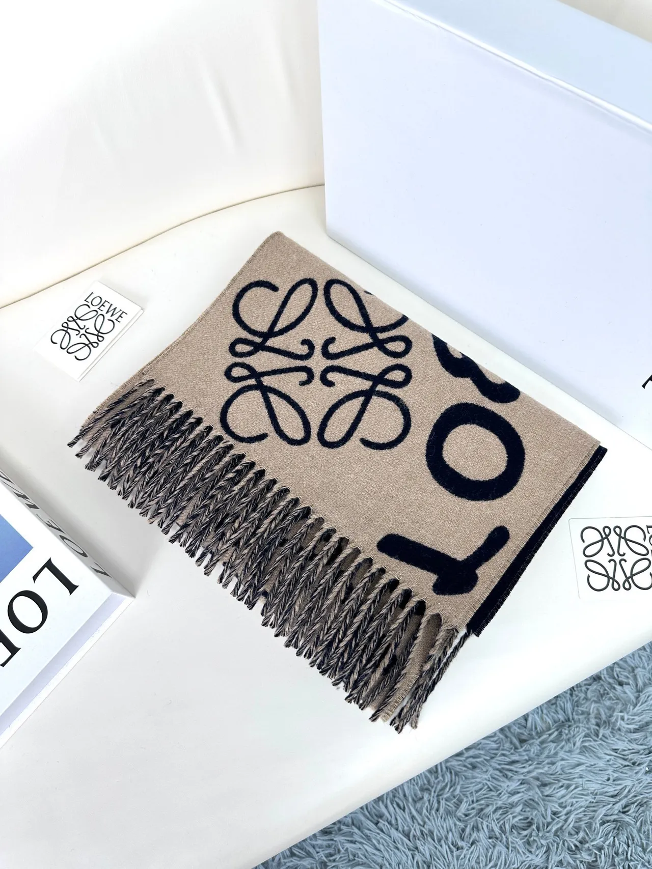 Loeve Monogram Intarsia Knit bleu marine et beige cachemire écharpe 6