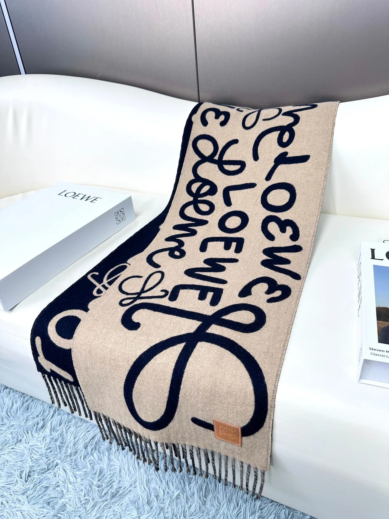 Loeve Monogram Intarsia Knit bleu marine et beige cachemire écharpe 7