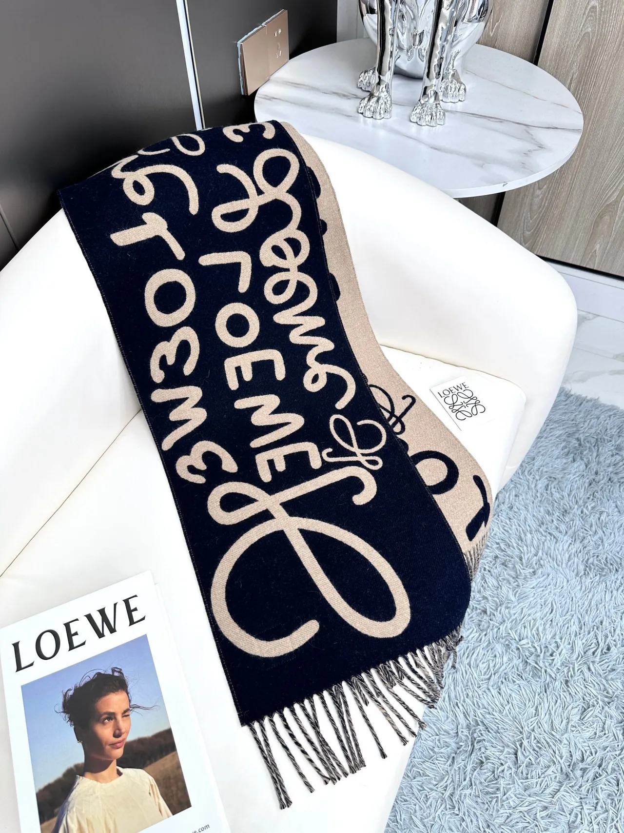 Loeve Monogram Intarsia Knit bleu marine et beige cachemire écharpe 8