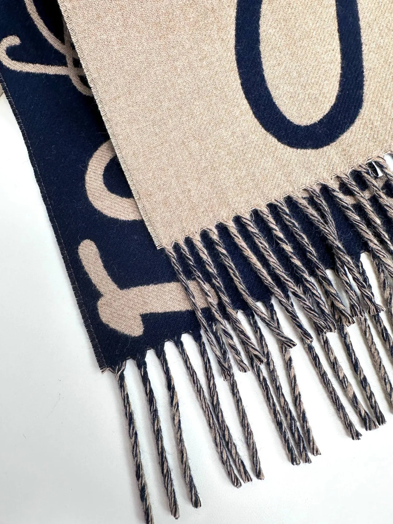 Loeve Monogram Intarsia Knit bleu marine et beige cachemire écharpe 9