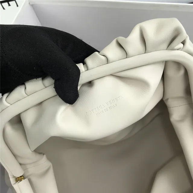 Loewe Pouch 酒红色 柔软皮革 信封手拿包 2