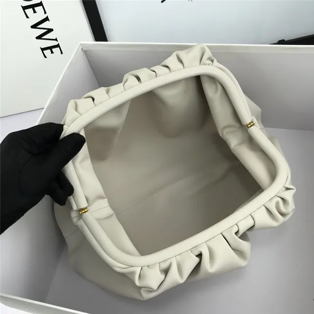 Loewe Pouch 酒红色 柔软皮革 信封手拿包 3