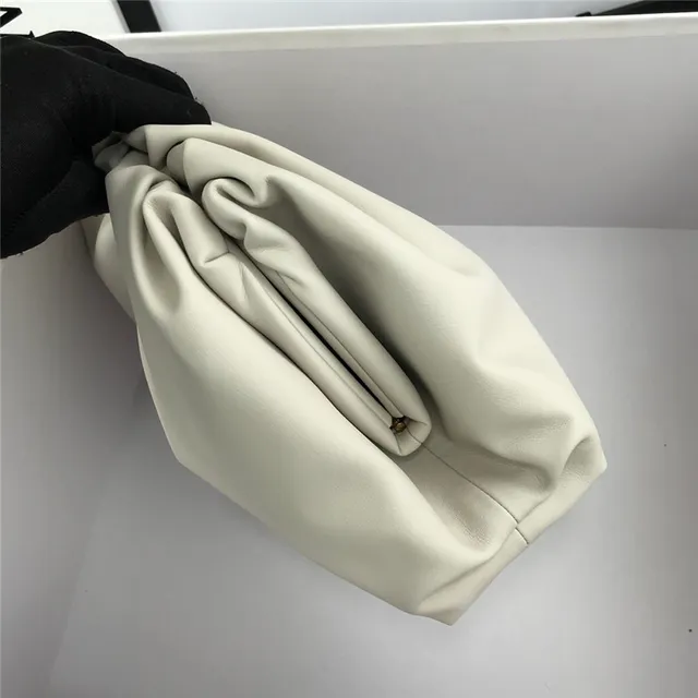 Loewe Pouch 酒红色 柔软皮革 信封手拿包 4