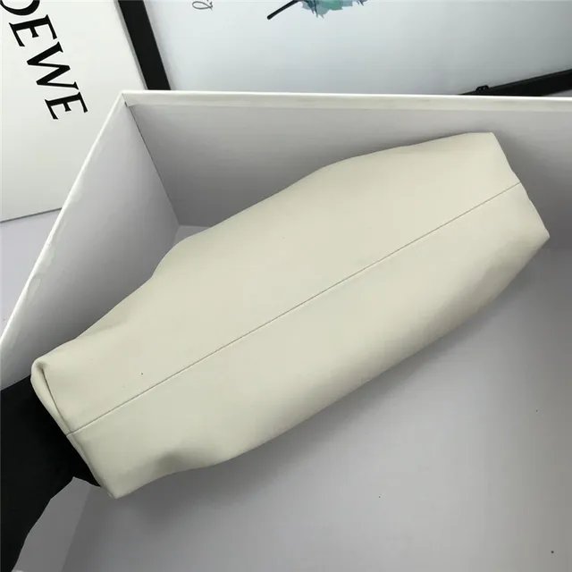 Loewe Pouch 酒红色 柔软皮革 信封手拿包 5