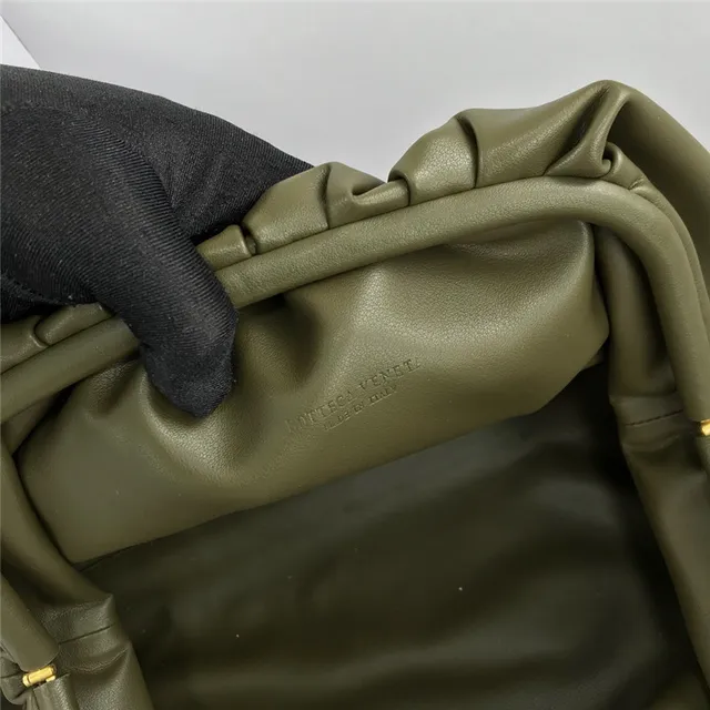 Loewe Pouch 酒红色 柔软皮革 信封手拿包 8