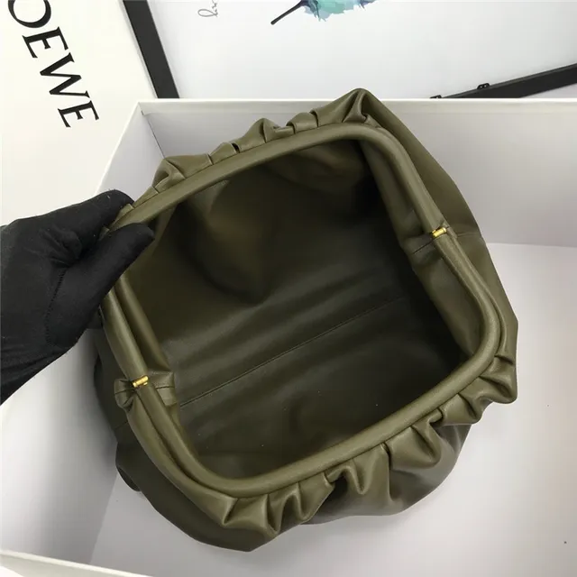 Loewe Pouch 酒红色 柔软皮革 信封手拿包 9