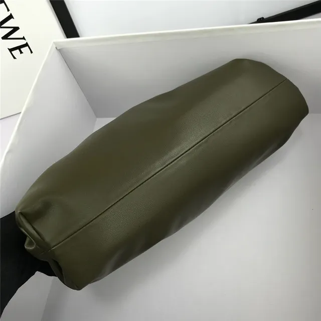 Loewe Pouch 酒红色 柔软皮革 信封手拿包 11