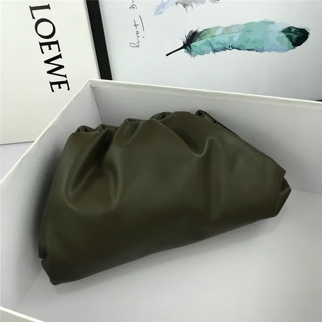 Loewe Pouch 酒红色 柔软皮革 信封手拿包 13