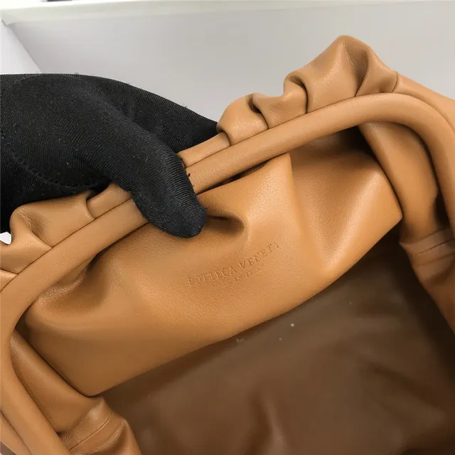 Loewe Pouch 酒红色 柔软皮革 信封手拿包 14
