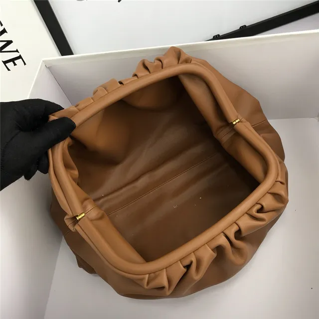 Loewe Pouch 酒红色 柔软皮革 信封手拿包 15