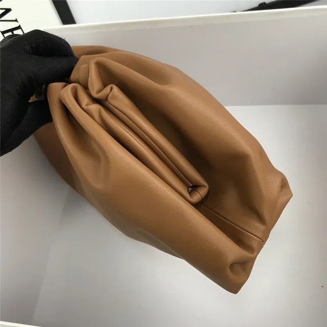 Loewe Pouch 酒红色 柔软皮革 信封手拿包 16