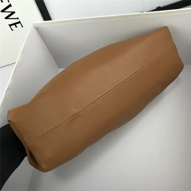 Loewe Pouch 酒红色 柔软皮革 信封手拿包 17