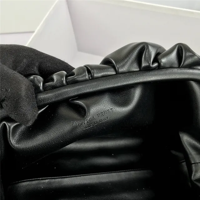 Loewe Pouch 酒红色 柔软皮革 信封手拿包 20