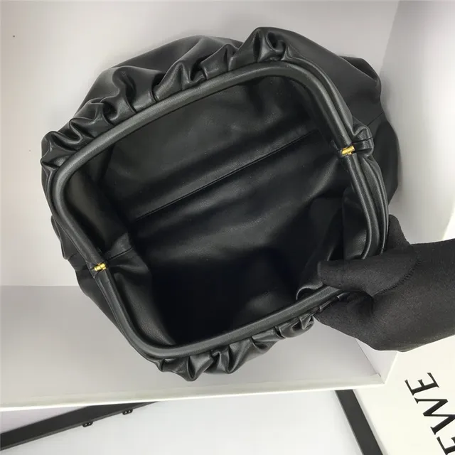Loewe Pouch 酒红色 柔软皮革 信封手拿包 21