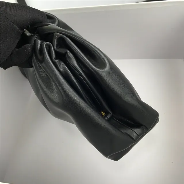 Loewe Pouch 酒红色 柔软皮革 信封手拿包 23