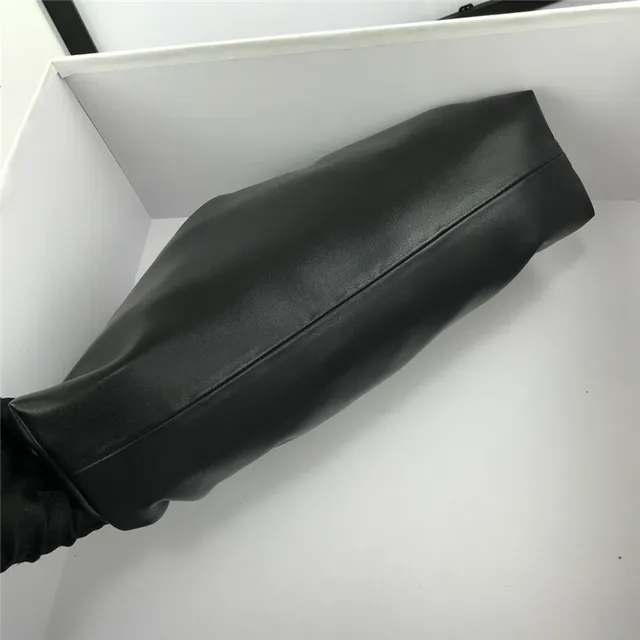 Loewe Pouch 酒红色 柔软皮革 信封手拿包 24