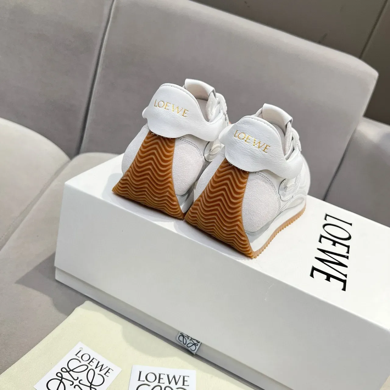 Loewe Blanc Beige Low-Top Runner Silhouette Anagramme Découpe Logo Panneau Style de vie Sneakers 2