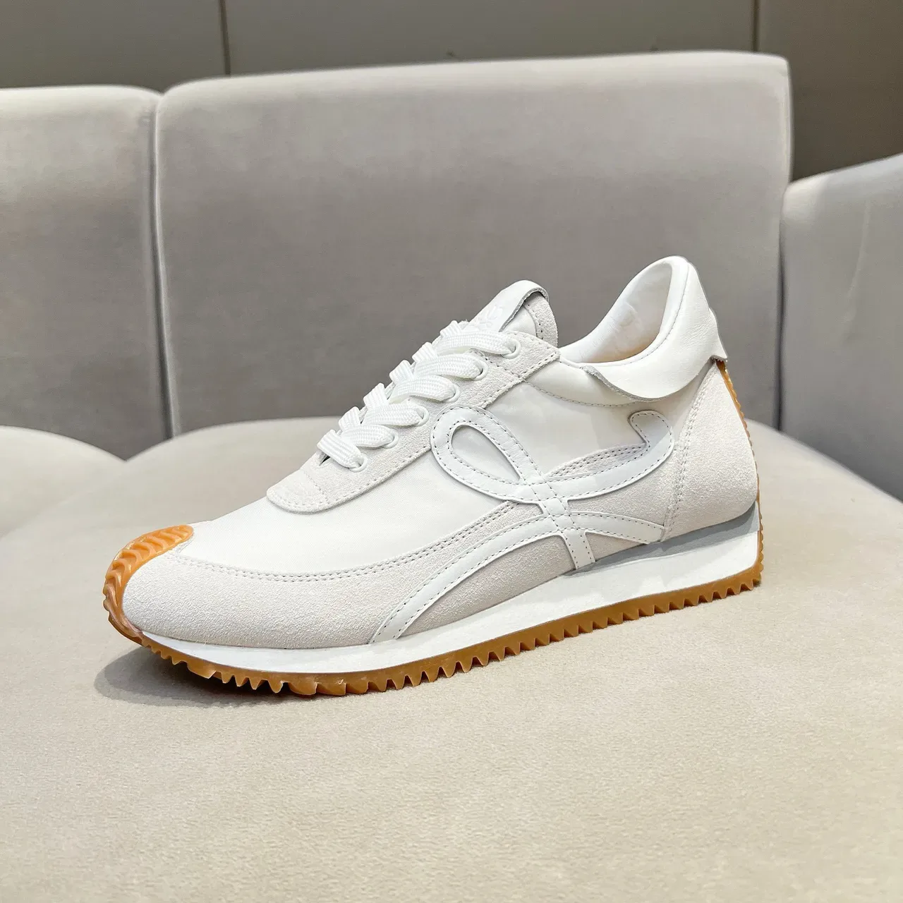Loewe Blanc Beige Low-Top Runner Silhouette Anagramme Découpe Logo Panneau Style de vie Sneakers 3
