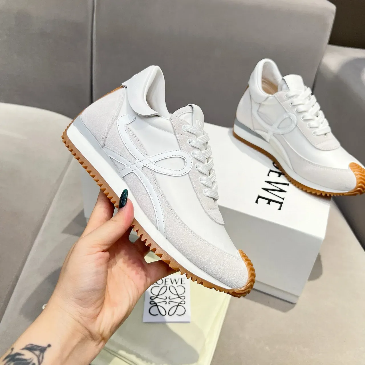 Loewe Blanc Beige Low-Top Runner Silhouette Anagramme Découpe Logo Panneau Style de vie Sneakers 4
