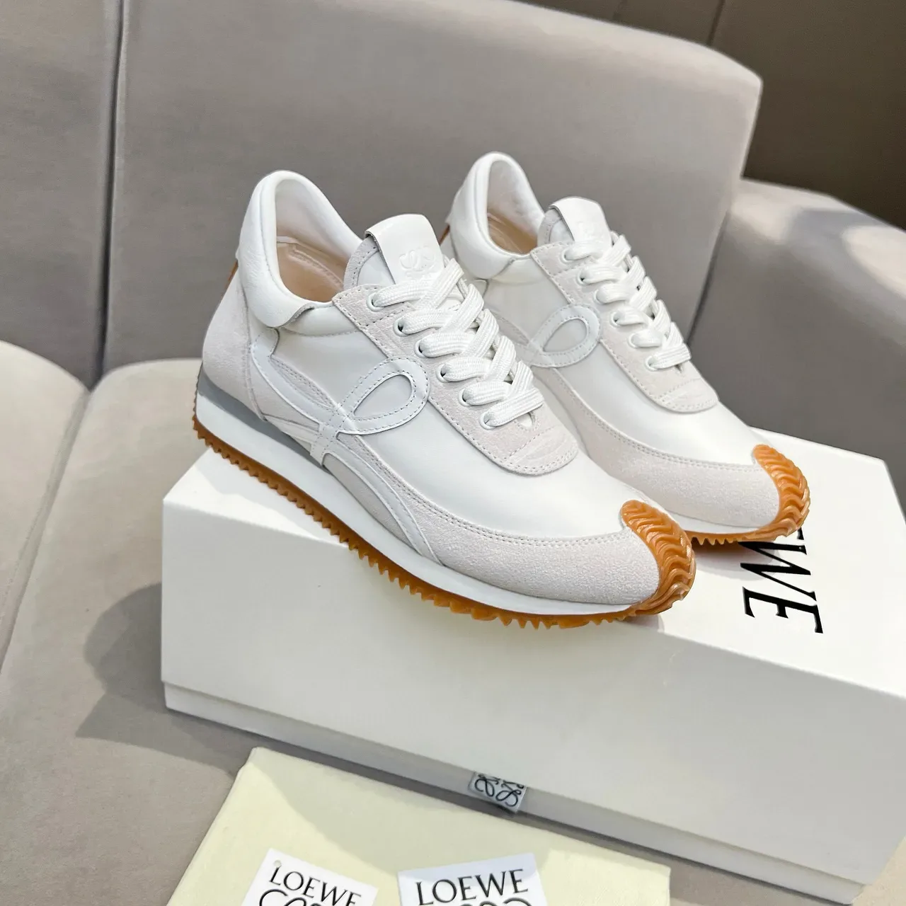 Loewe Blanc Beige Low-Top Runner Silhouette Anagramme Découpe Logo Panneau Style de vie Sneakers 5