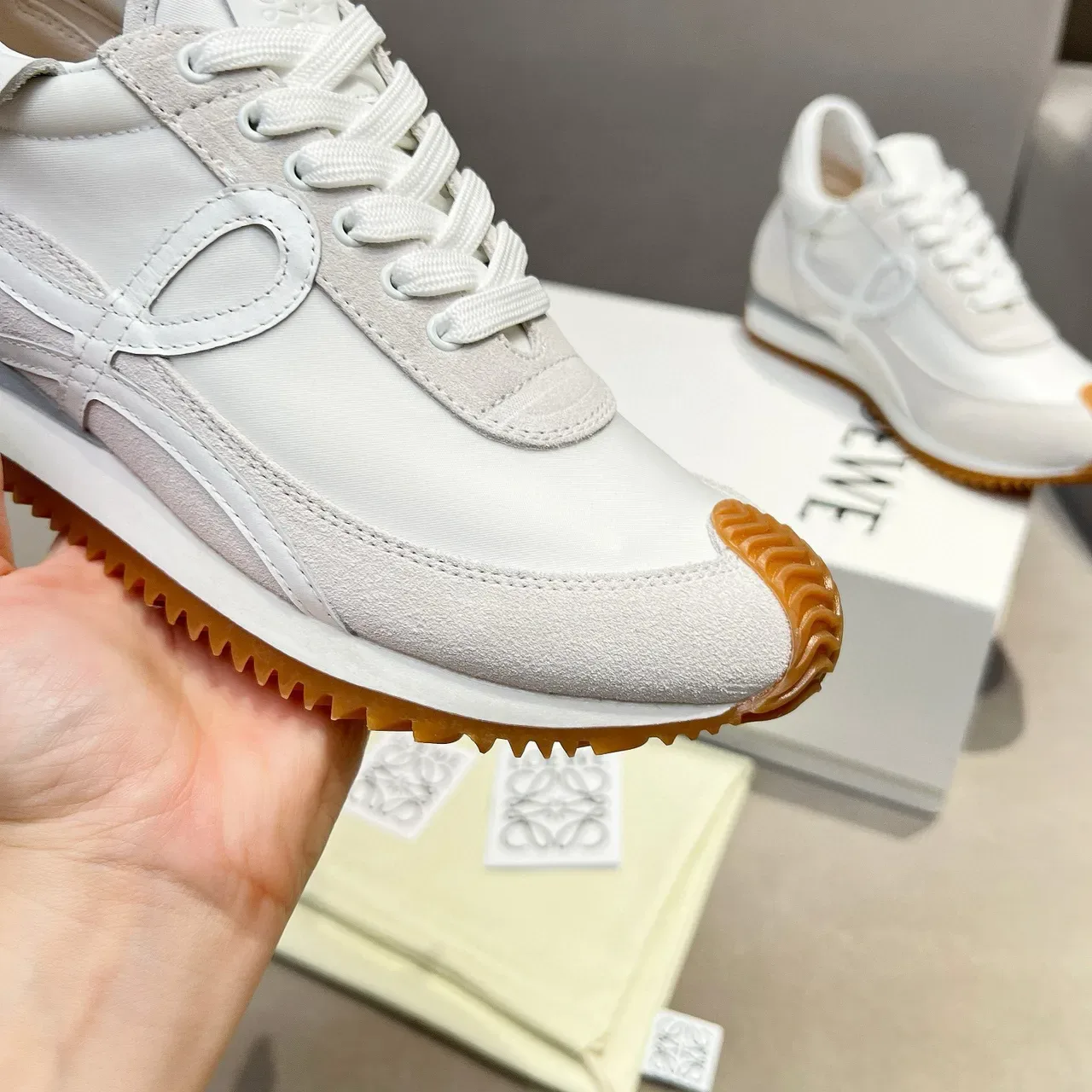 Loewe Blanc Beige Low-Top Runner Silhouette Anagramme Découpe Logo Panneau Style de vie Sneakers 6