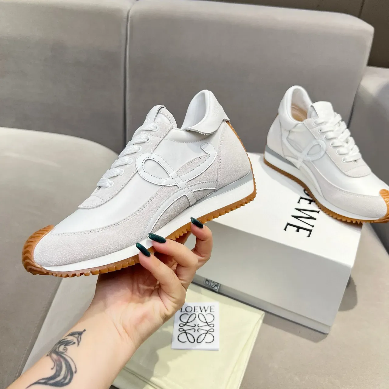 Loewe Blanc Beige Low-Top Runner Silhouette Anagramme Découpe Logo Panneau Style de vie Sneakers 7