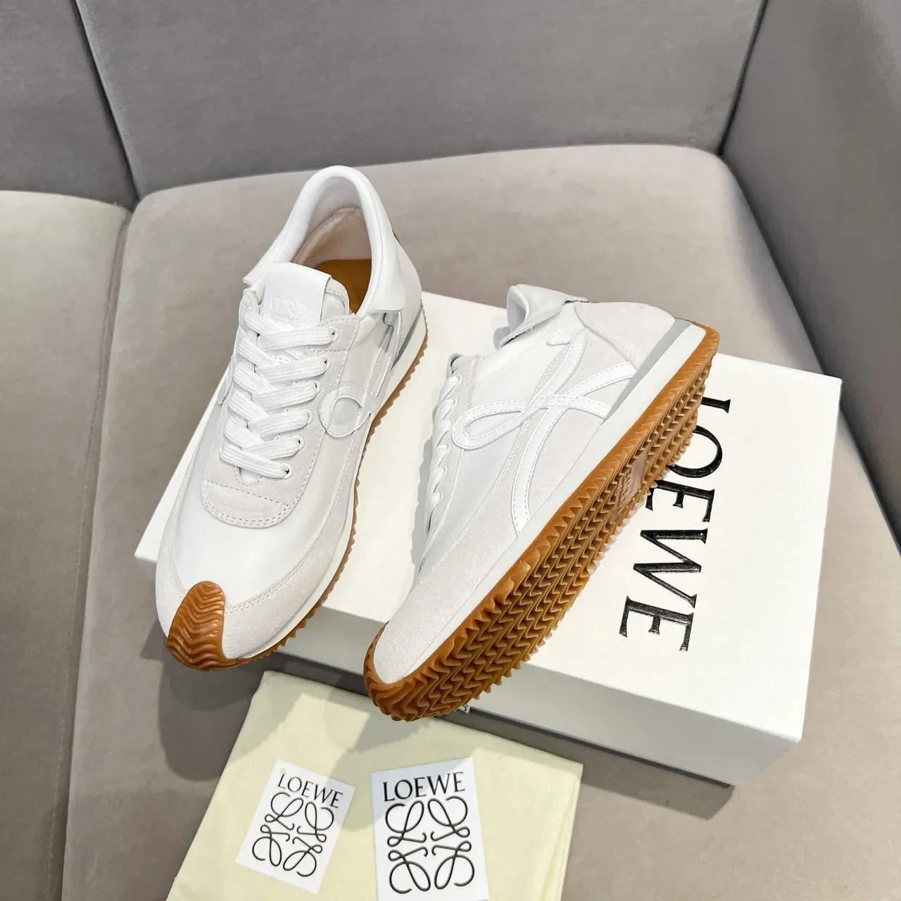 Loewe Blanc Beige Low-Top Runner Silhouette Anagramme Découpe Logo Panneau Style de vie Sneakers 8