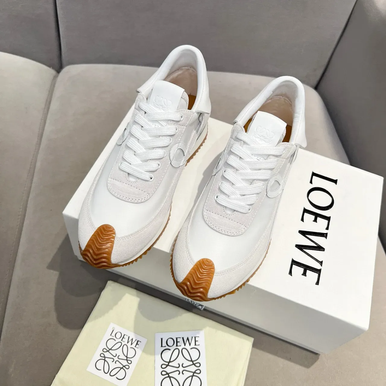 Loewe Blanc Beige Low-Top Runner Silhouette Anagramme Découpe Logo Panneau Style de vie Sneakers 9