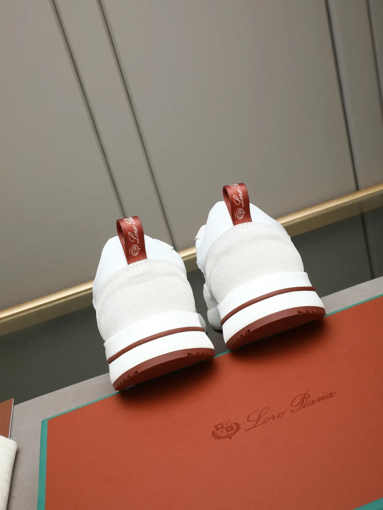 Loro Piana Chaussure lifestyle blanche et beige 3