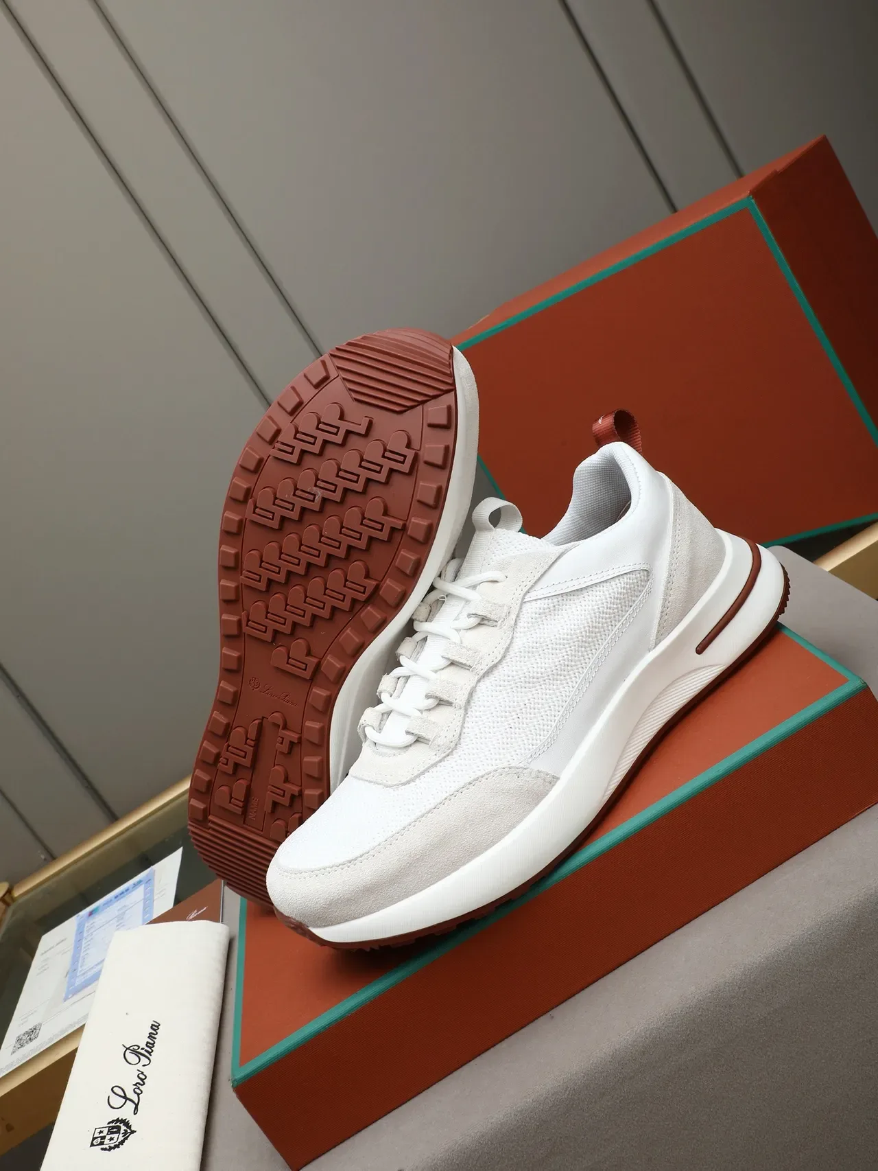 Loro Piana Chaussure lifestyle blanche et beige 4
