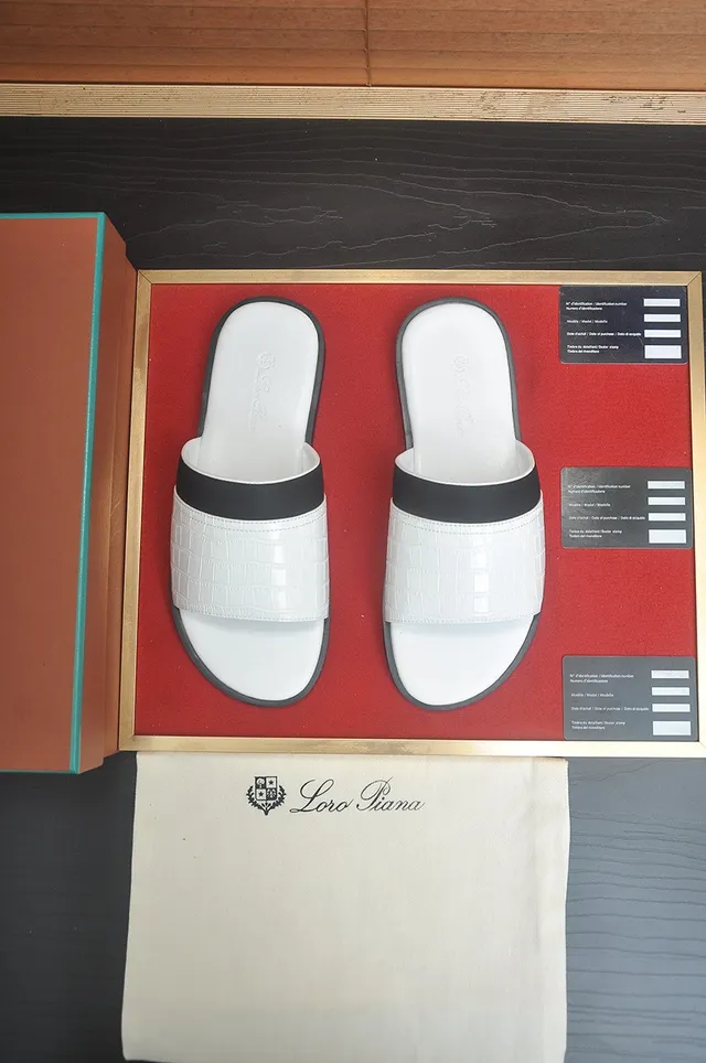 Loro Piana Zapatilla de Cuero con Embossado de Cocodrilo Blanco 2