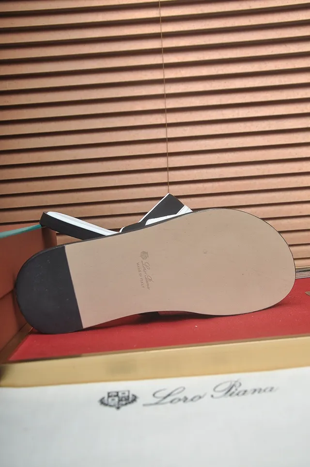 Loro Piana Zapatilla de Cuero con Embossado de Cocodrilo Blanco 8