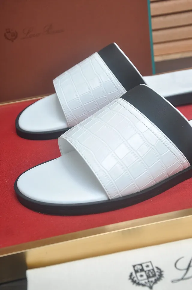 Loro Piana Zapatilla de Cuero con Embossado de Cocodrilo Blanco 9