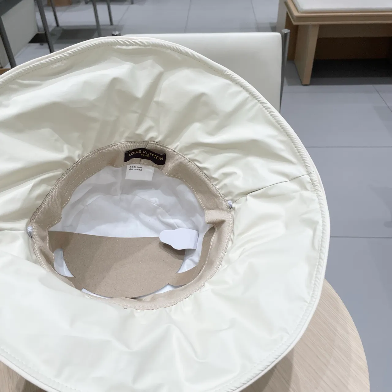 Louis Vuitton Chapeau de Seau Beige Blanc Couronne Plissée Réunie Volantée Borde 2