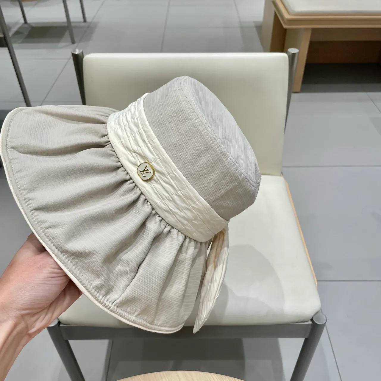 Louis Vuitton Chapeau de Seau Beige Blanc Couronne Plissée Réunie Volantée Borde 3