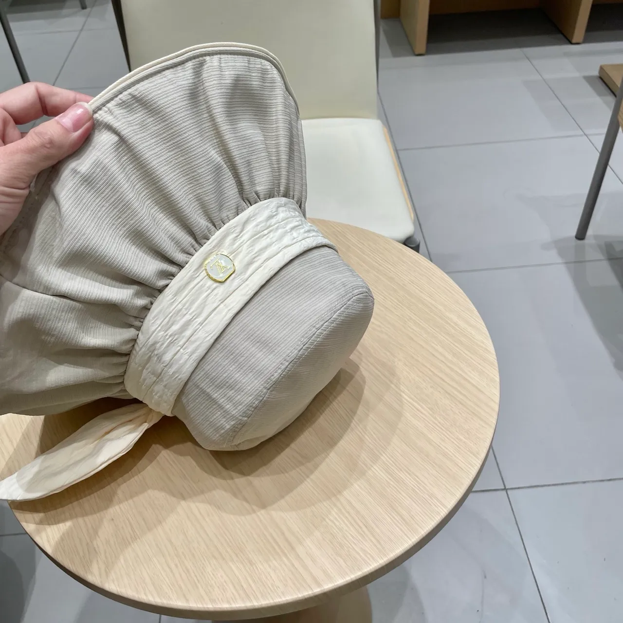 Louis Vuitton Chapeau de Seau Beige Blanc Couronne Plissée Réunie Volantée Borde 4