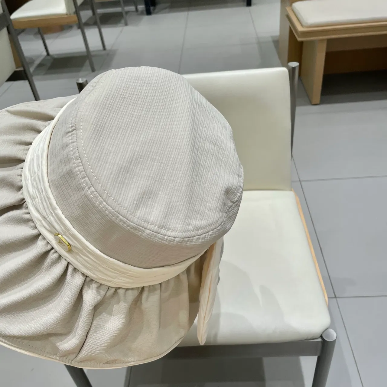 Louis Vuitton Chapeau de Seau Beige Blanc Couronne Plissée Réunie Volantée Borde 5