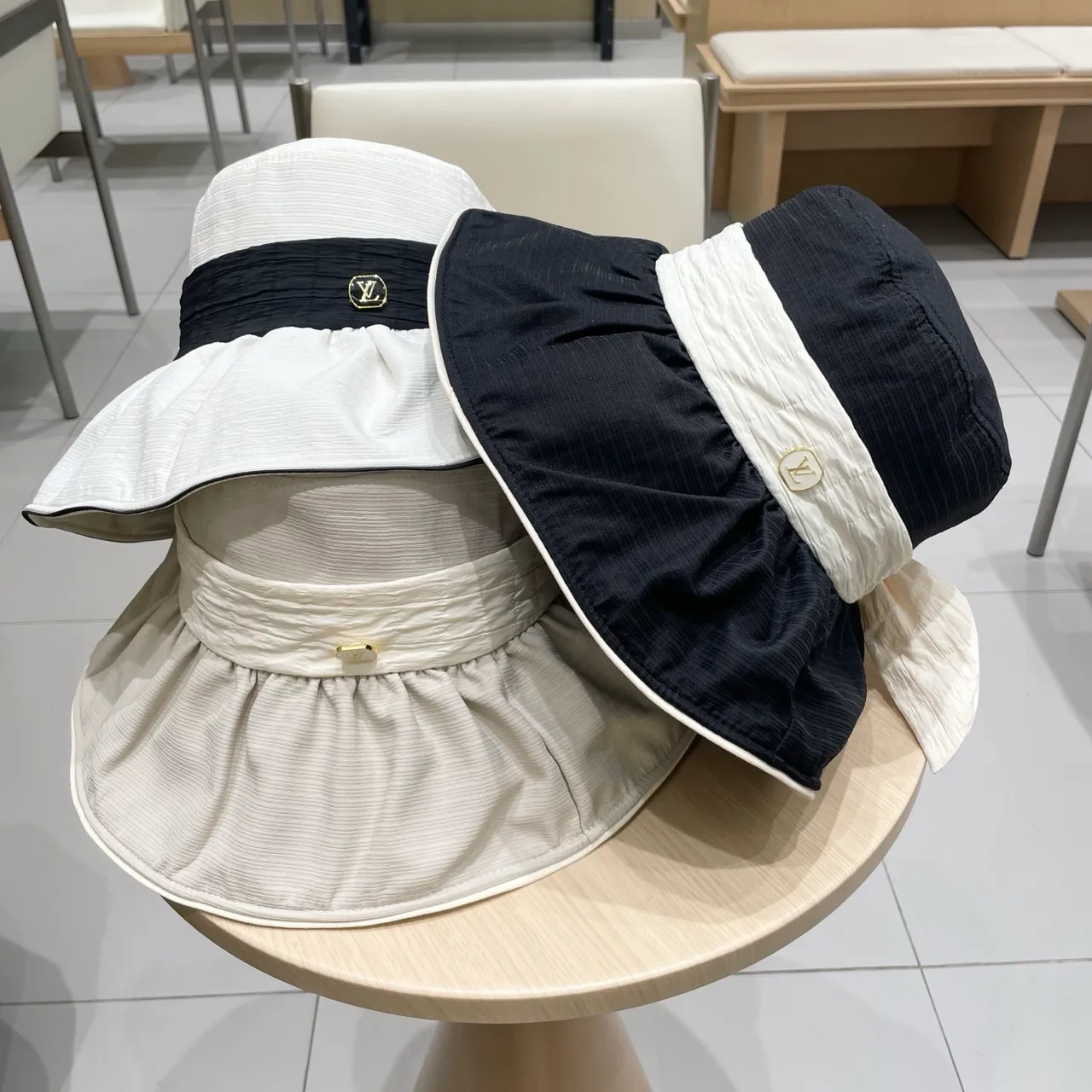 Louis Vuitton Chapeau de Seau Beige Blanc Couronne Plissée Réunie Volantée Borde 6