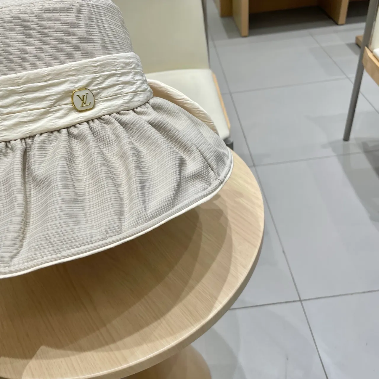 Louis Vuitton Chapeau de Seau Beige Blanc Couronne Plissée Réunie Volantée Borde 7