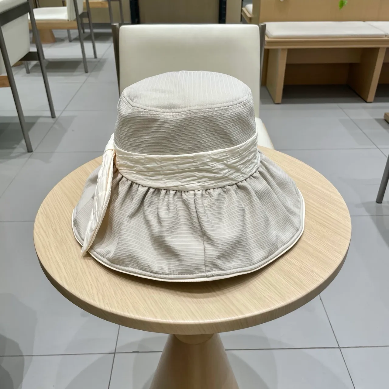 Louis Vuitton Chapeau de Seau Beige Blanc Couronne Plissée Réunie Volantée Borde 8