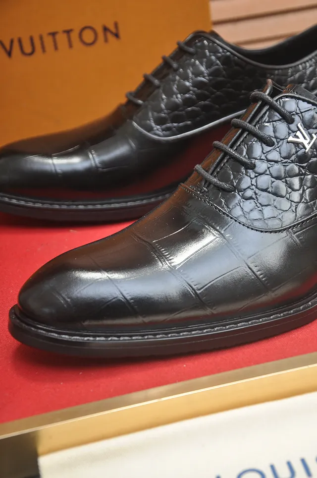Louis Vuitton Sapatos Oxford de ponta com embossagem de crocodilo preto 2