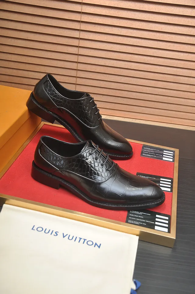 Louis Vuitton Sapatos Oxford de ponta com embossagem de crocodilo preto 4