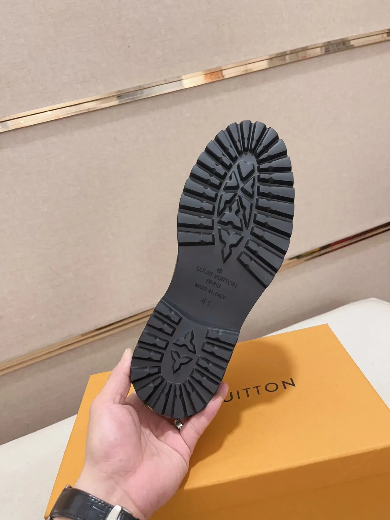 Louis Vuitton Chaussures Oxford en Cuir Noir Brillant à Semelle Lug 2