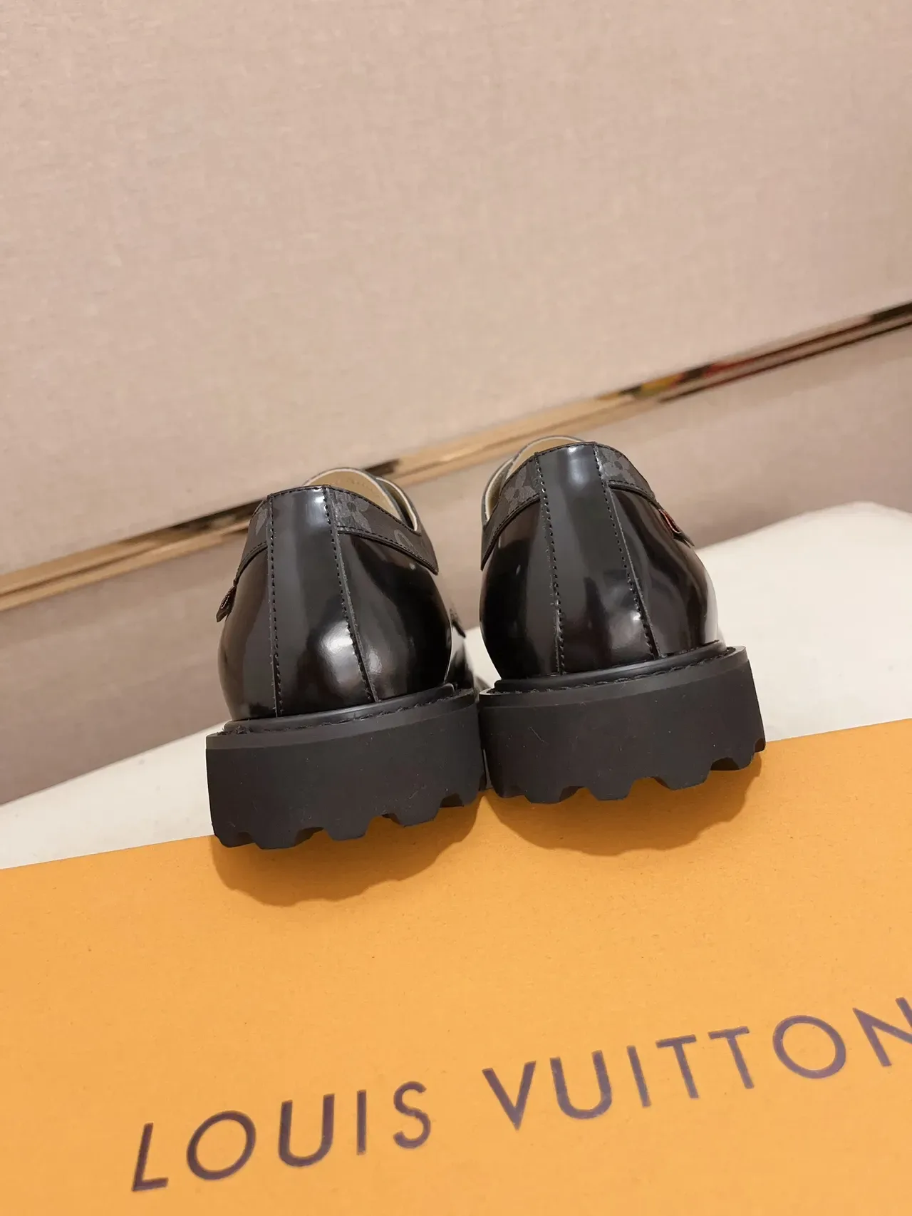Louis Vuitton Chaussures Oxford en Cuir Noir Brillant à Semelle Lug 3