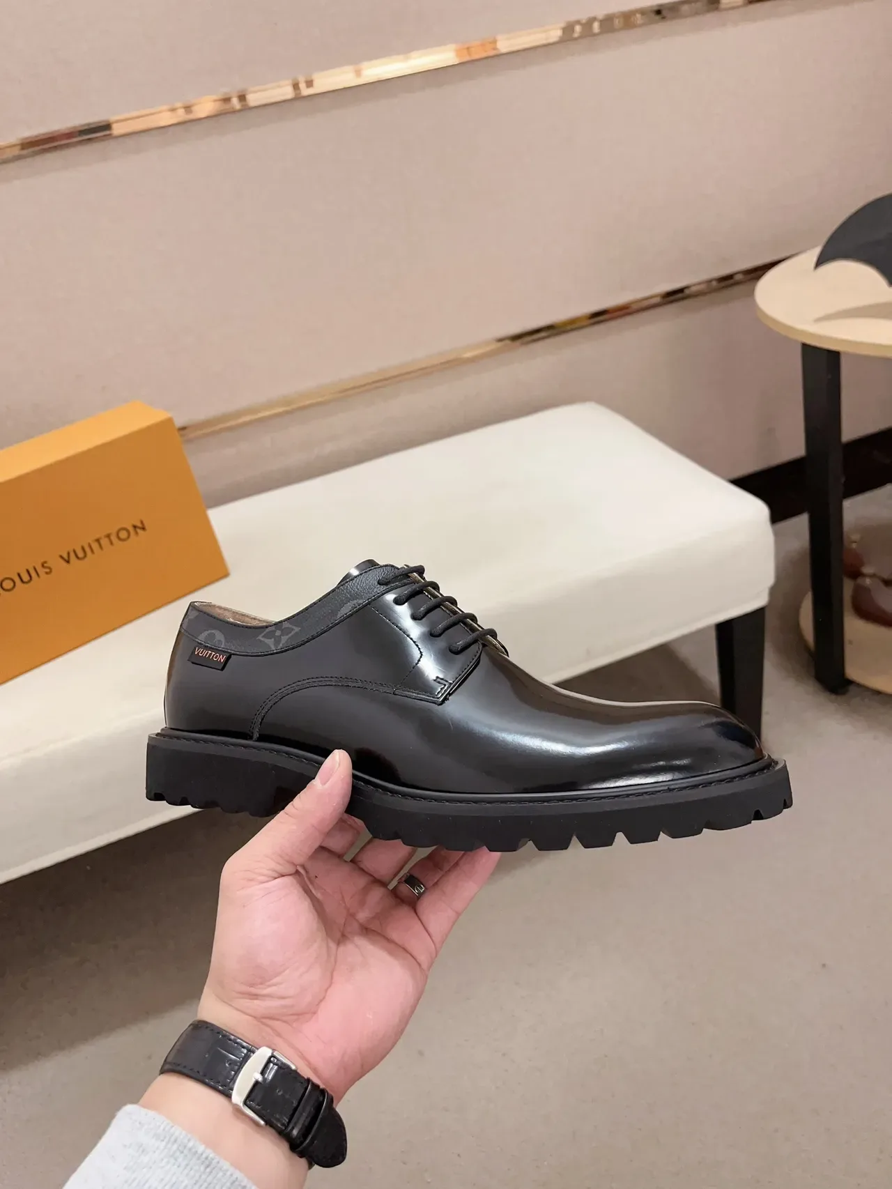 Louis Vuitton Chaussures Oxford en Cuir Noir Brillant à Semelle Lug 4