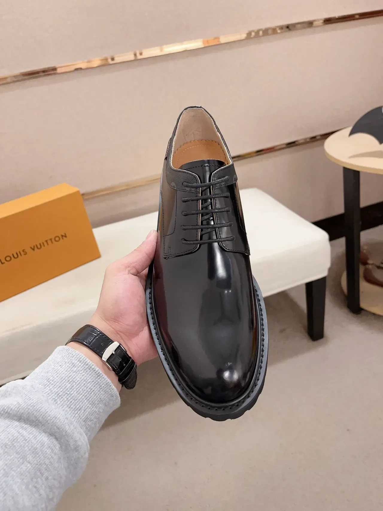 Louis Vuitton Chaussures Oxford en Cuir Noir Brillant à Semelle Lug 5